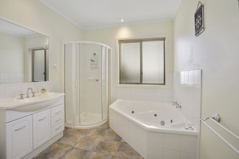 NELSON COVE 2 - Townhouse A Short Walk To Town - Accommodation Rockhampton 3