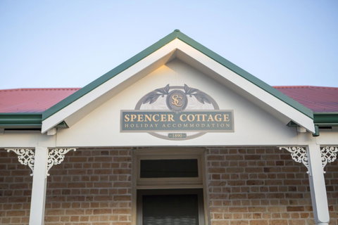 Spencer Cottage - Accommodation Rockhampton 0