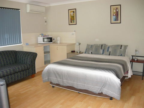 Albany Apartments - Accommodation Rockhampton 0