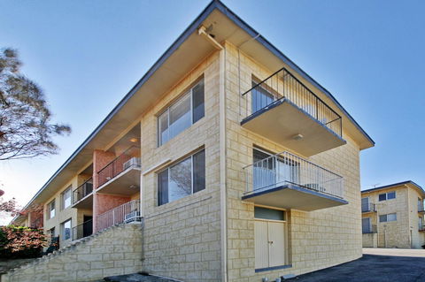Summer Breeze - Holiday Or Business Apartment - Accommodation Rockhampton 0