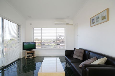 Summer Breeze - Holiday Or Business Apartment - Accommodation Rockhampton 3