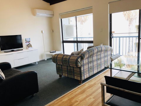 Seashore Memories - Sleeps 3 - Accommodation Rockhampton 3