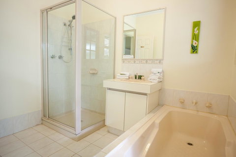 Riverglen Chalets - Accommodation Rockhampton 23