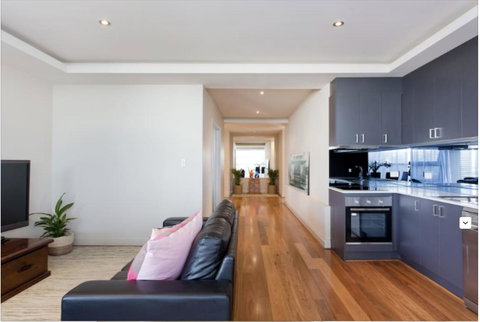 Adele's Luxury South Beach Apartment With King Bed - Accommodation Rockhampton 12