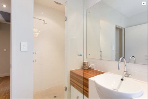 Adele's Luxury South Beach Apartment With King Bed - Accommodation Rockhampton 16