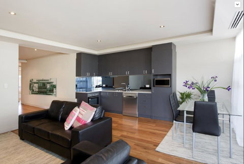 Adele's Luxury South Beach Apartment With King Bed - Accommodation Rockhampton 10