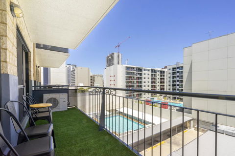 Oversized Eastend Sleeps 6 Free PARKING+POOL WIFI - Accommodation Rockhampton 22