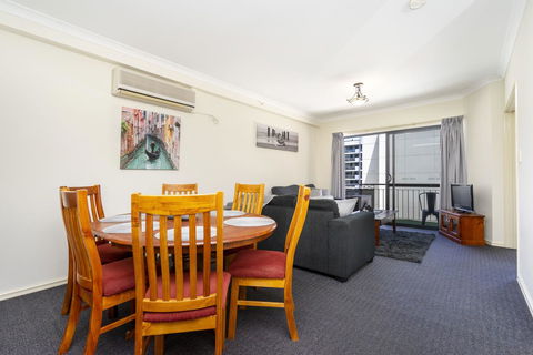 Oversized Eastend Sleeps 6 Free PARKING+POOL WIFI - Accommodation Rockhampton 5