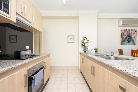 Oversized Eastend Sleeps 6 Free PARKING+POOL WIFI - Accommodation Rockhampton 3