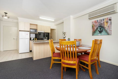 Oversized Eastend Sleeps 6 Free PARKING+POOL WIFI - Accommodation Rockhampton 9