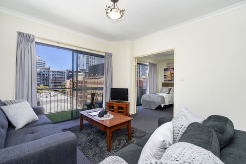 Oversized Eastend Sleeps 6 Free PARKING+POOL WIFI - Accommodation Rockhampton 0