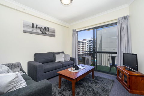 Oversized Eastend Sleeps 6 Free PARKING+POOL WIFI - Accommodation Rockhampton 6