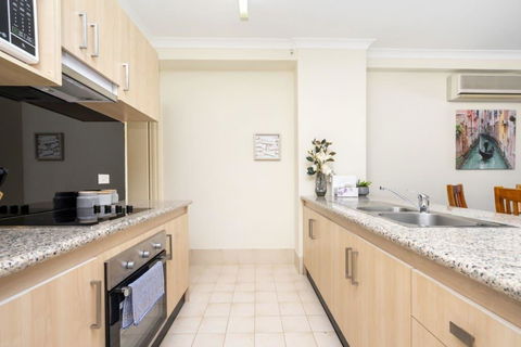 Oversized Eastend Sleeps 6 Free PARKING+POOL WIFI - Accommodation Rockhampton 35