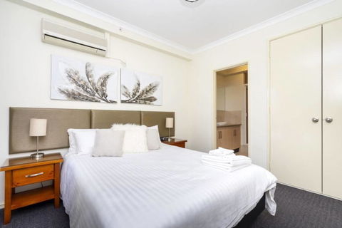 Oversized Eastend Sleeps 6 Free PARKING+POOL WIFI - Accommodation Rockhampton 34