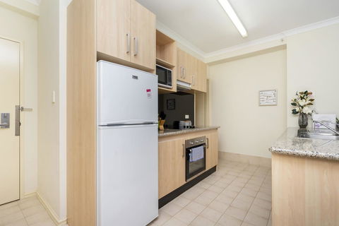 Oversized Eastend Sleeps 6 Free PARKING+POOL WIFI - Accommodation Rockhampton 17