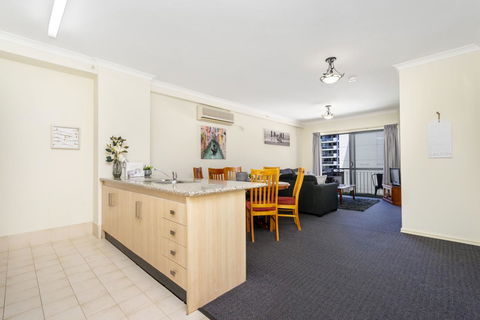 Oversized Eastend Sleeps 6 Free PARKING+POOL WIFI - Accommodation Rockhampton 2