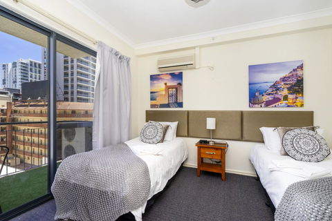 Oversized Eastend Sleeps 6 Free PARKING+POOL WIFI - Accommodation Rockhampton 1
