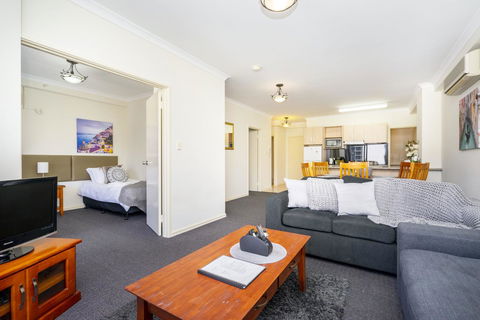 Oversized Eastend Sleeps 6 Free PARKING+POOL WIFI - Accommodation Rockhampton 8