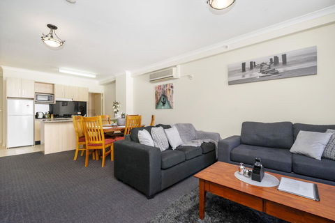 Oversized Eastend Sleeps 6 Free PARKING+POOL WIFI - Accommodation Rockhampton 7