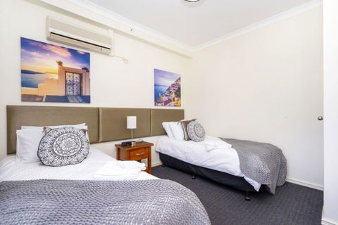 Oversized Eastend Sleeps 6 Free PARKING+POOL WIFI - Accommodation Rockhampton 28