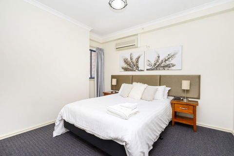 Oversized Eastend Sleeps 6 Free PARKING+POOL WIFI - Accommodation Rockhampton 11