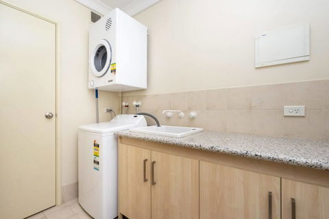 Oversized Eastend Sleeps 6 Free PARKING+POOL WIFI - Accommodation Rockhampton 40