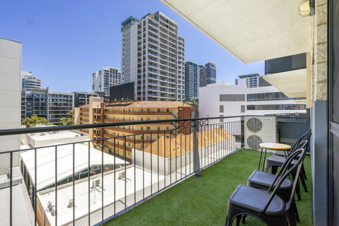 Oversized Eastend Sleeps 6 Free PARKING+POOL WIFI - Accommodation Rockhampton 20