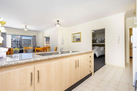 Oversized Eastend Sleeps 6 Free PARKING+POOL WIFI - Accommodation Rockhampton 39