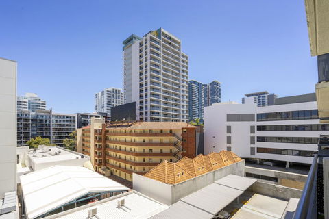 Oversized Eastend Sleeps 6 Free PARKING+POOL WIFI - Accommodation Rockhampton 23