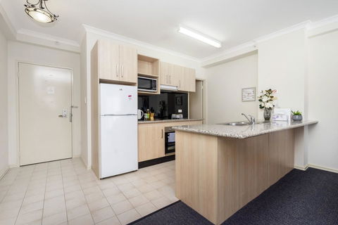 Oversized Eastend Sleeps 6 Free PARKING+POOL WIFI - Accommodation Rockhampton 10