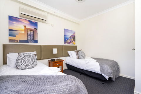 Oversized Eastend Sleeps 6 Free PARKING+POOL WIFI - Accommodation Rockhampton 19