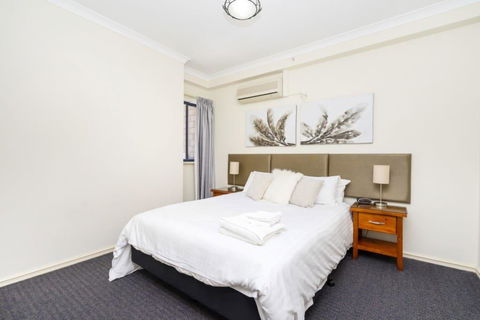 Oversized Eastend Sleeps 6 Free PARKING+POOL WIFI - Accommodation Rockhampton 41