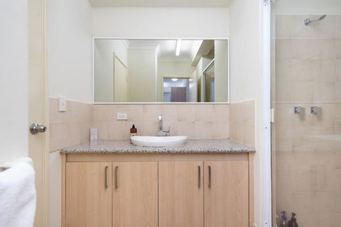 Oversized Eastend Sleeps 6 Free PARKING+POOL WIFI - Accommodation Rockhampton 26