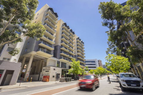 Oversized Eastend Sleeps 6 Free PARKING+POOL WIFI - Accommodation Rockhampton 24