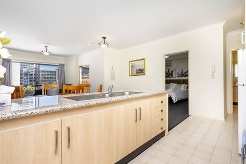 Oversized Eastend Sleeps 6 Free PARKING+POOL WIFI - Accommodation Rockhampton 4