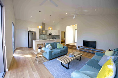 Sunny Blinco Street House - Accommodation Rockhampton 2