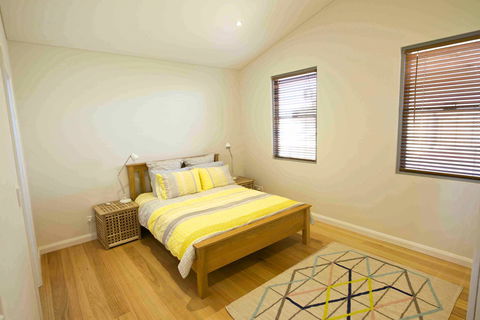 Sunny Blinco Street House - Accommodation Rockhampton 8