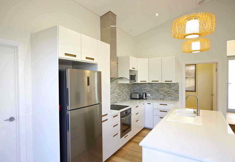 Sunny Blinco Street House - Accommodation Rockhampton 5