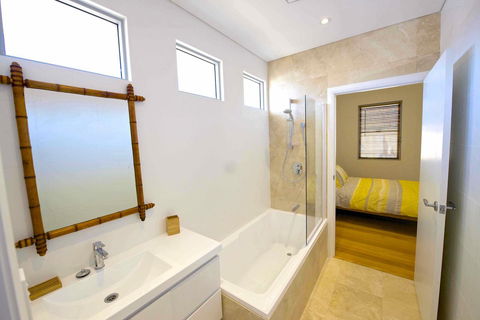 Sunny Blinco Street House - Accommodation Rockhampton 9