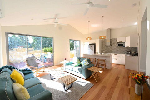 Sunny Blinco Street House - Accommodation Rockhampton 0