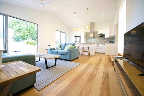Sunny Blinco Street House - Accommodation Rockhampton 1
