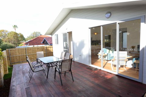 Sunny Blinco Street House - Accommodation Rockhampton 11