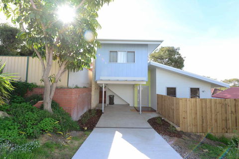 Sunny Blinco Street House - Accommodation Rockhampton 13