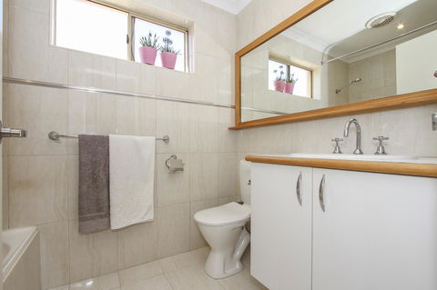 Leederville Townhouse - Accommodation Rockhampton 5