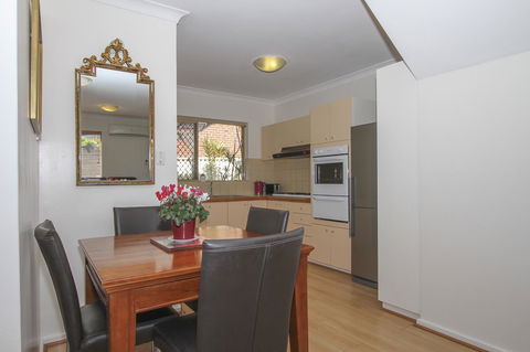 Leederville Townhouse - Accommodation Rockhampton 1