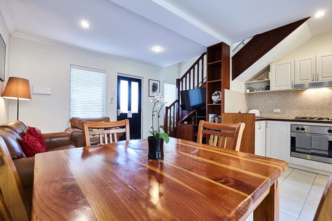 Fremantle Townhouse Unit 6 - Accommodation Rockhampton 0