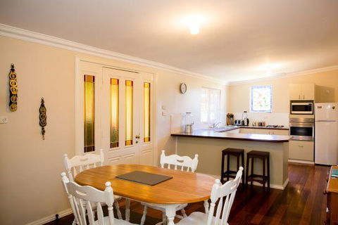 Yvonnes Rest Holiday Home - Accommodation Rockhampton 0