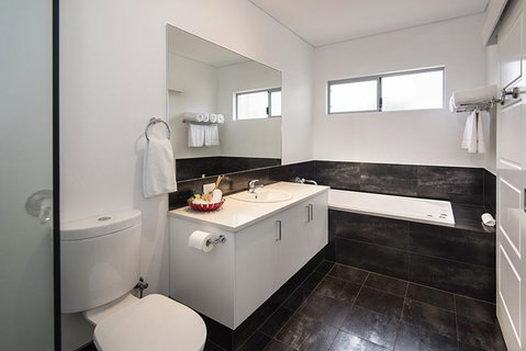 Churchill Studios - Accommodation Rockhampton 1