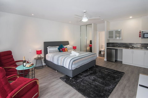 Churchill Studios - Accommodation Rockhampton 3