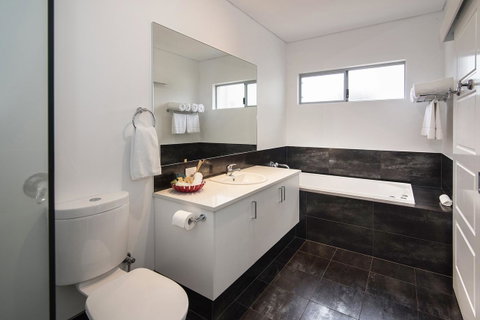 Churchill Studios - Accommodation Rockhampton 4